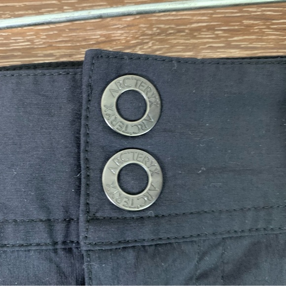Arcteryx Womens black nylon 2 button 4” shorts 4 - Picture 3 of 6